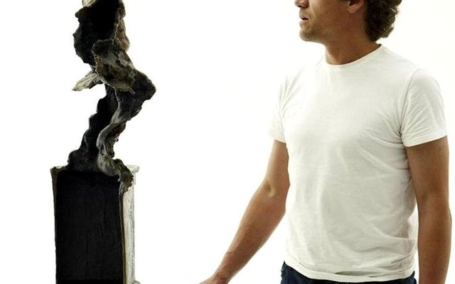 Baardskeerdersbos se bekende kunstenaar, Niel Jonker, by sy bronsbeeld, â€œColourful smokeâ€ wat op Kokkedoor (KykNet) as inspirasie vir sy sjef-span vertoon is